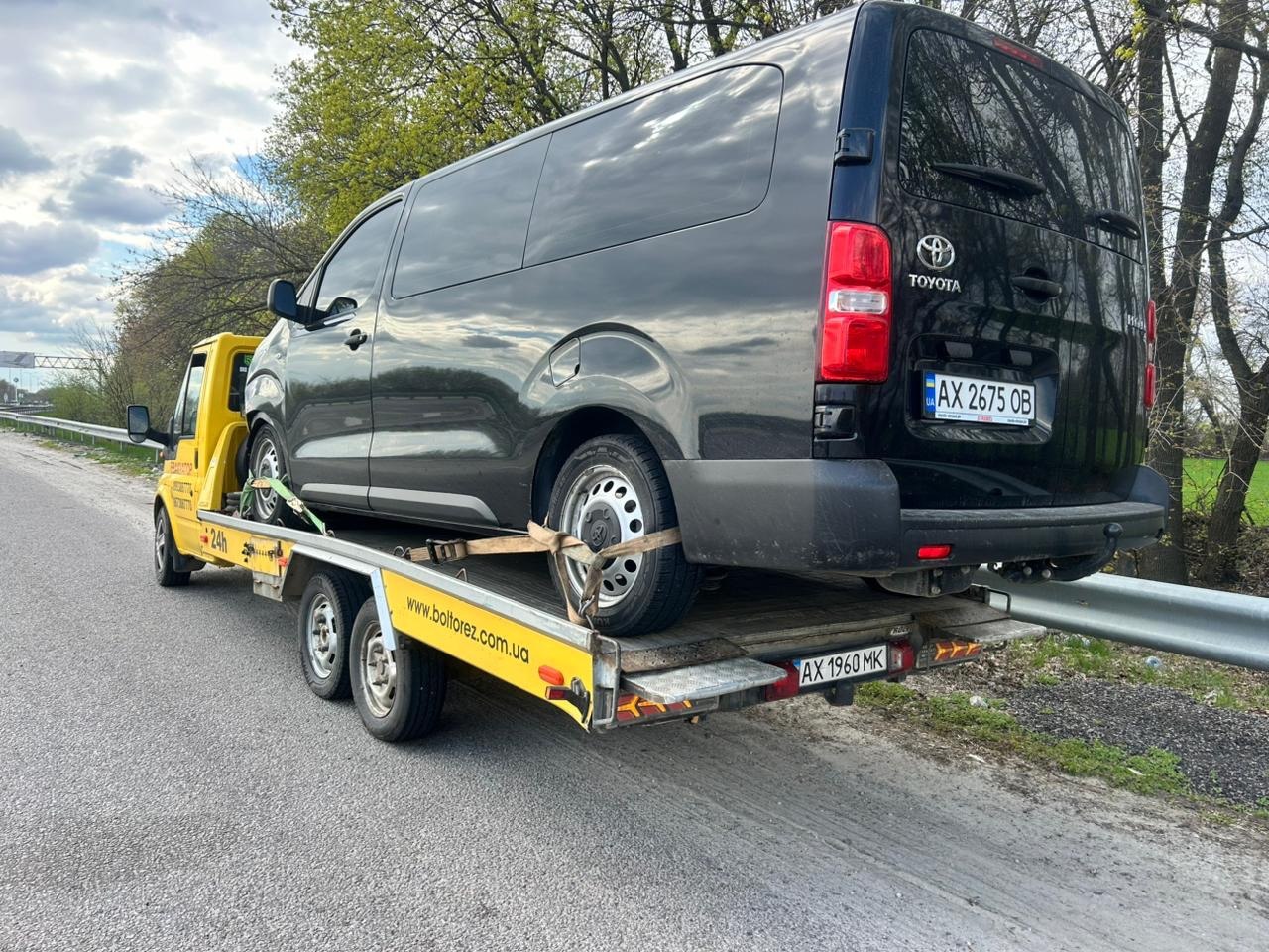 Мікроавтобус на евакуаторі