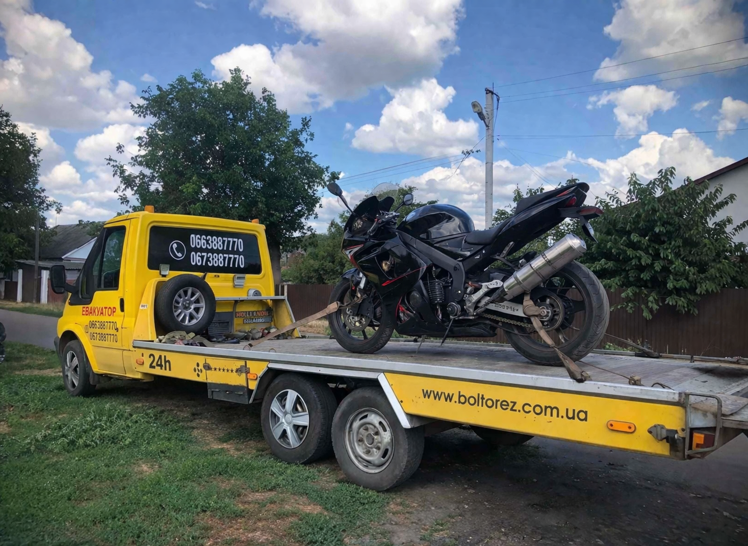 Евакуатор з мотоциклом на платформі