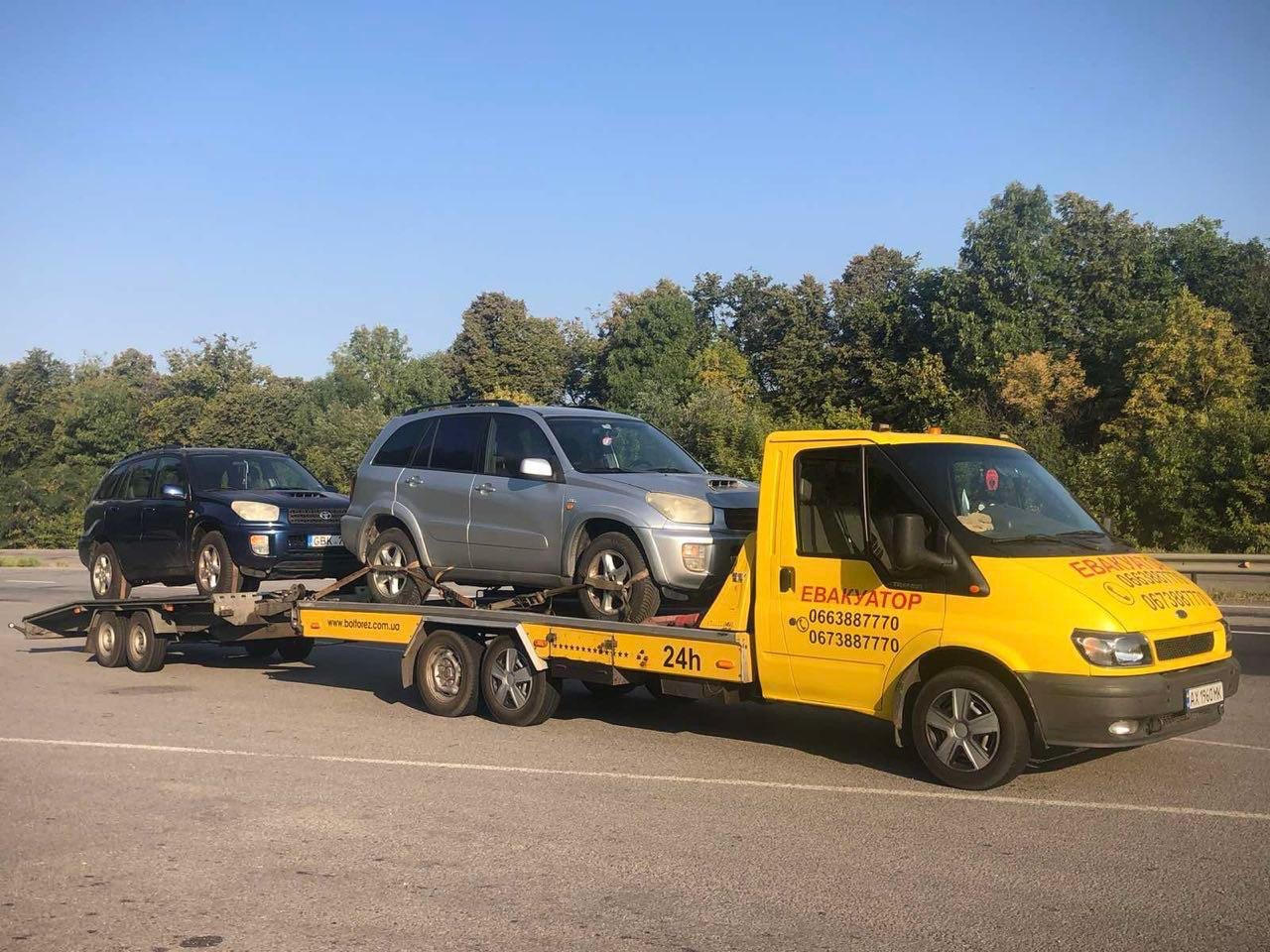 Позашляховик на евакуаторі