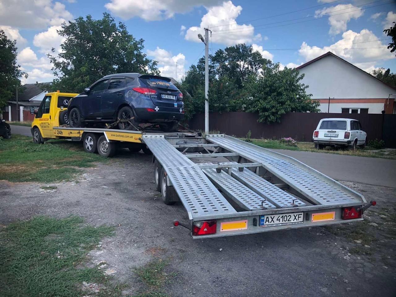 Позашляховик на евакуаторі