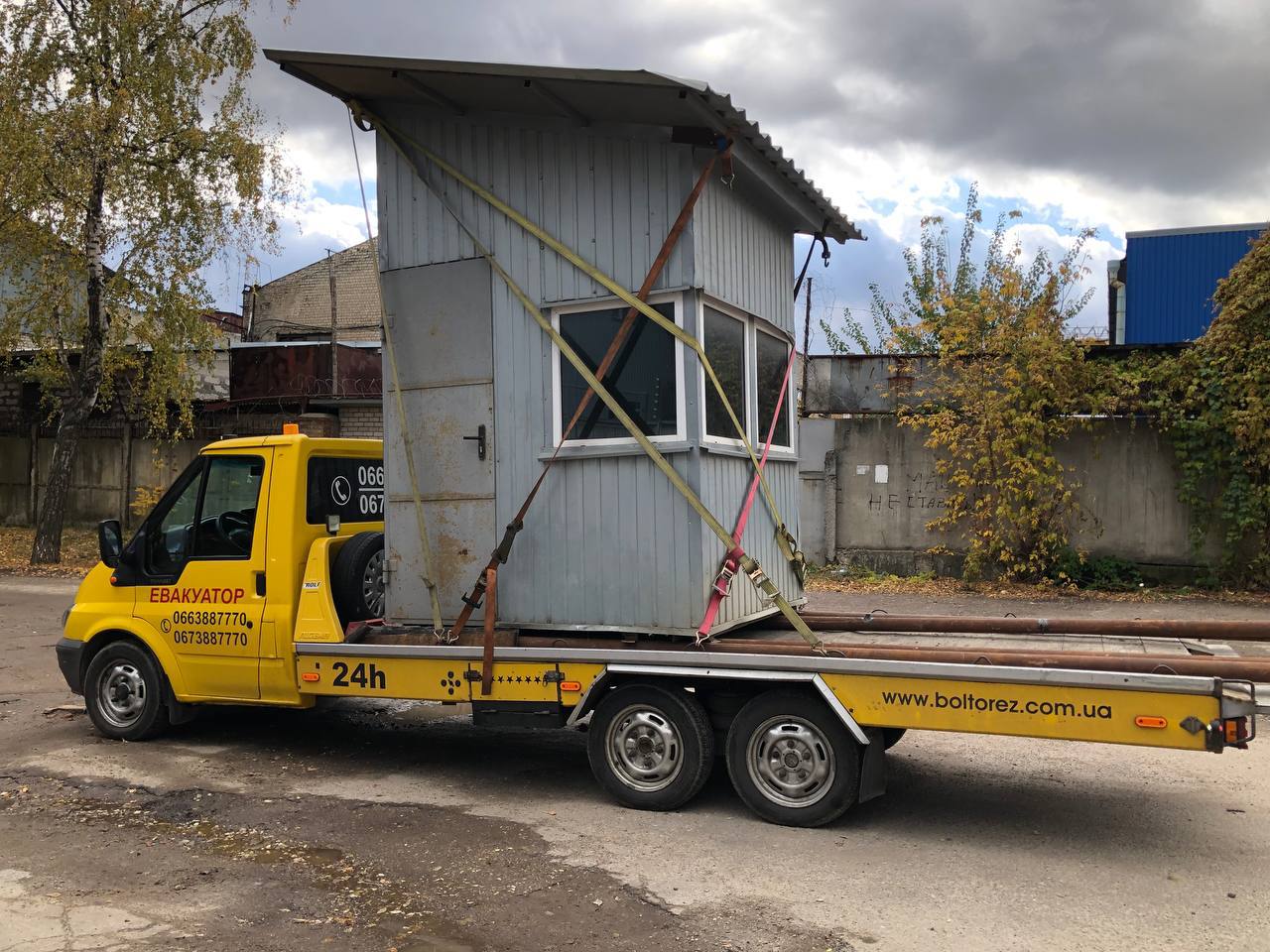 вантаж на евакуаторі