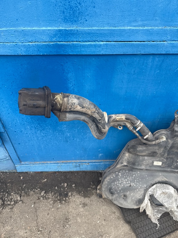 Горловина паливного бака