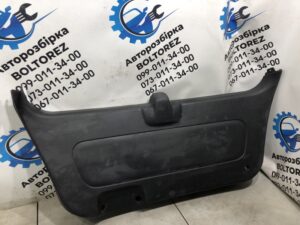 Обшивка двері багажника