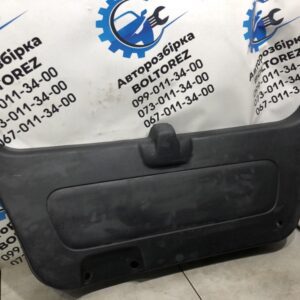 Обшивка двері багажника