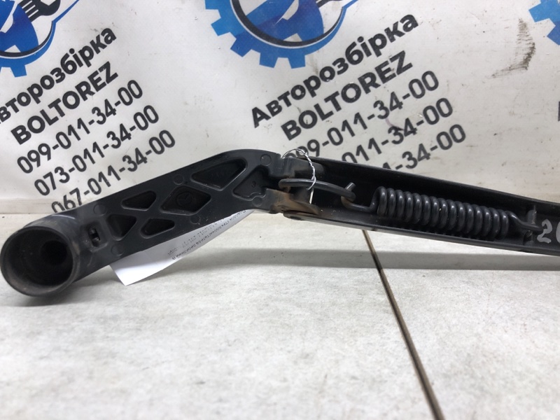 Поводок склоочисника передній